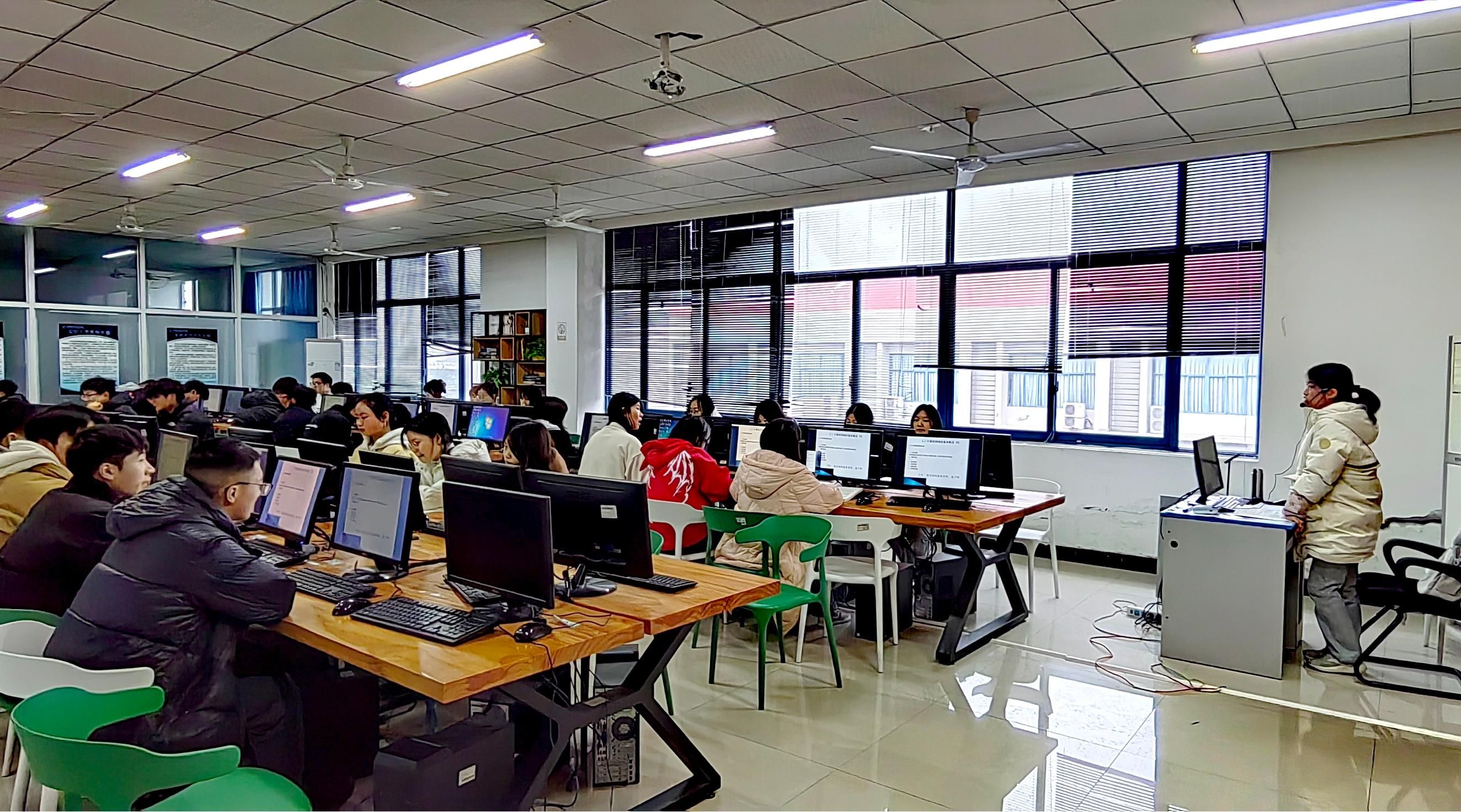 新學期領導干部深入一線，全面檢視信息技術開發教學工作新風貌——電子信息工程學院紀實